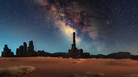 Light the Universe - Milky Way over the Totem Pole (Monument Valley)