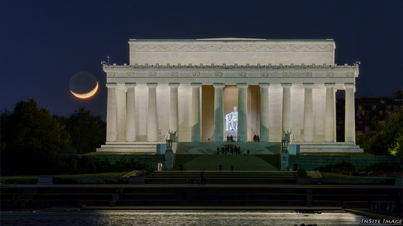 Crescent moon moonset by the Lincoln Memorial